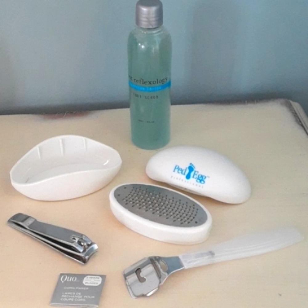 & Pedicure essentials - Pedi Egg, corn parer scrub